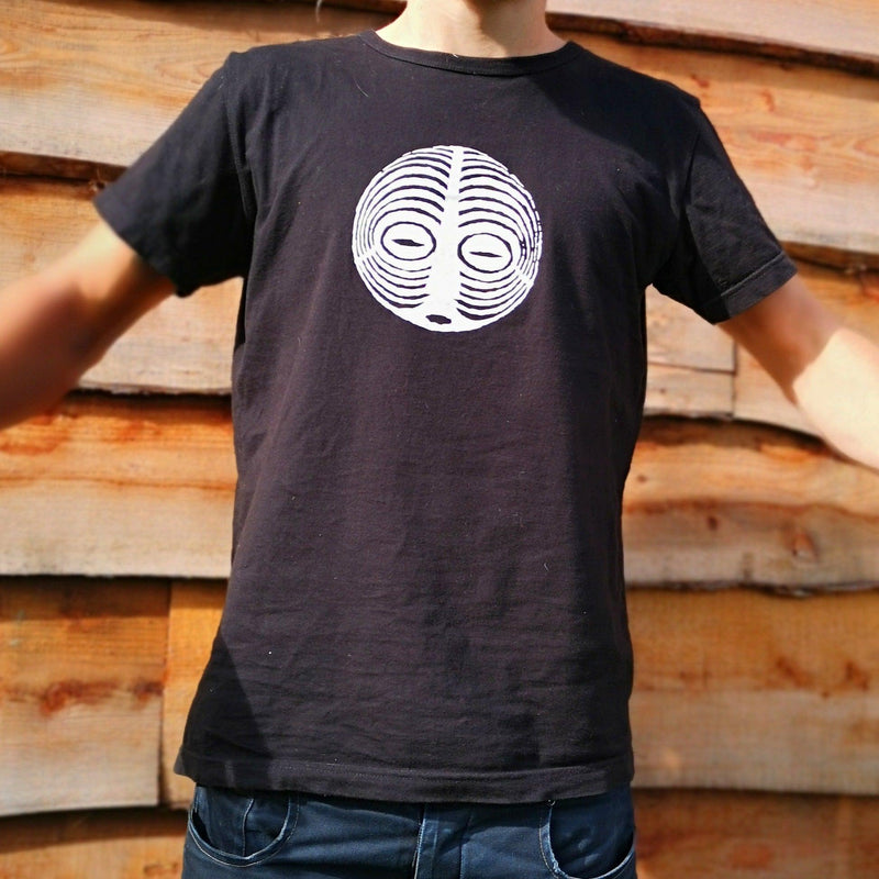 photo t-shirt sambalou motif "amadou" couleur noir - tshirt coton biologique symbole de paix