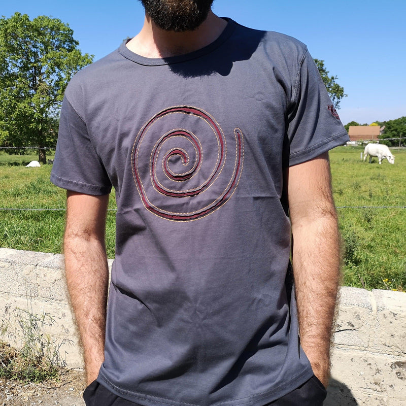 photo t-shirt sambalou spirale brodé couelur gris anthracite