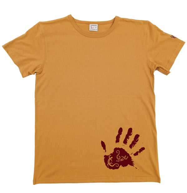 La main salamandre brun - T-shirt homme bio Sambalou couleur jaune moutarde